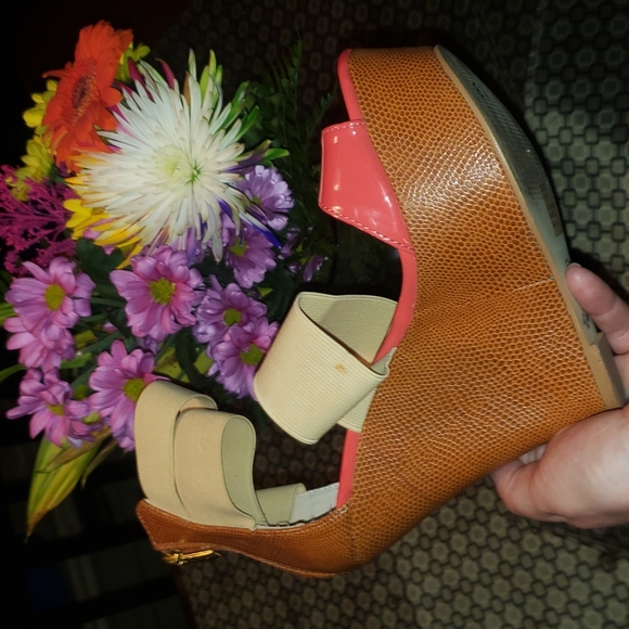 Colin Stewart platform sandals 6.5, but definitely fit a 6 - Picture 2 of 6